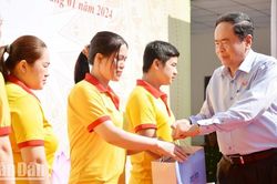 Phó Chủ tịch Thường trực Quốc hội Trần Thanh Mẫn thăm, chúc Tết và tặng quà người dân tỉnh Kiên Giang
