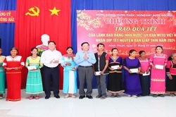 Phó Chủ tịch Quốc hội Nguyễn Khắc Định thăm, tặng quà chúc Tết tại Ninh Thuận