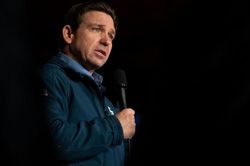Bầu cử Mỹ 2024: Thống đốc Ron DeSantis rút lui, chuyển sang ủng hộ ông Trump