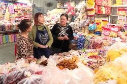 Nhiều mặt hàng Tết đã đồng loạt lên kệ, người dân vẫn còn e dè trong chi tiêu