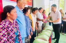 Trao quà 'Tết vì người nghèo' Xuân Giáp Thìn 2024 tại tỉnh Sóc Trăng