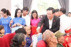 Hàng trăm người nghèo, gia đình chính sách tỉnh Nghệ An được nhận quà tết của Chủ tịch Quốc hội