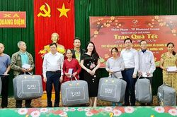 Tạp chí Đời sống và Pháp luật phối hợp trao quà Tết cho người nghèo