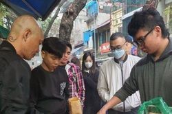 Chỉ bán một món ăn 'lạ', chủ hàng phố cổ Hà Nội thu hàng chục triệu đồng/ngày