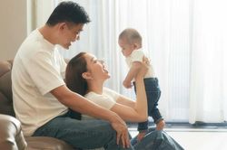 Minh Hằng lần đầu công khai khung hình bên cạnh chồng và con trai: Quý tử giống hệt bố