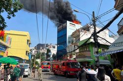 Lửa bùng phát tại tòa nhà kinh doanh vàng bạc