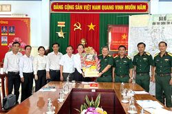 Bí thư Huyện ủy An Phú chúc Tết cán bộ, chiến sĩ Ban Chỉ huy Quân sự huyện