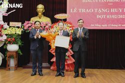 Trao Huy hiệu 30 năm tuổi Đảng cho Bí thư Thành ủy Nguyễn Văn Quảng