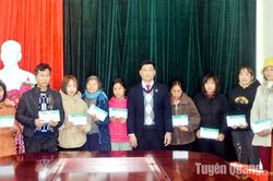 Trao 15 suất quà cho hộ có hoàn cảnh khó khăn xã Nhữ Hán