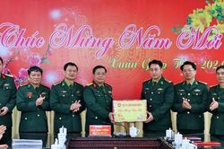 Phó Tư lệnh Quân khu 4 thăm, chúc tết