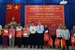 Bộ trưởng Tô Lâm thăm và tặng quà tết người dân nghèo ở Tây Ninh