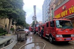 Cảnh sát giải cứu người bị mắc kẹt trong đám cháy tại căn hộ chung cư