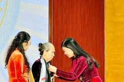 Quận ủy Tây Hồ tổ chức Lễ trao tặng, truy tặng Huy hiệu Đảng đợt 3-2