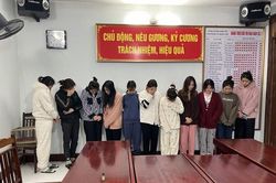 12 nam nữ 'bay lắc' trong quán karaoke ở thôn quê