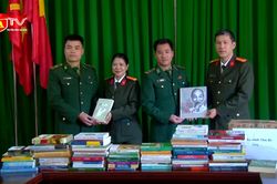 An ninh Thủ đô trao tặng CBCS Đồn Biên phòng Chiềng On một tủ sách