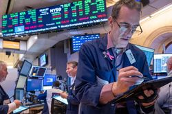 Chứng khoán Mỹ lại phá kỷ lục, Dow Jones lần đầu vượt ngưỡng 38.000 điểm