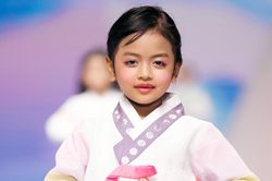 NTK Đỗ Mạnh Cường tự hào nhìn con gái trình diễn trên sàn runway