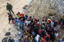 Tòa án tối cao Mỹ cho phép gỡ bỏ dây thép gai trên biên giới bang Texas-Mexico