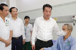 Tổng Giám đốc BHXH Việt Nam tặng sổ BHXH, thẻ BHYT và quà cho bệnh nhân nghèo tại TPHCM