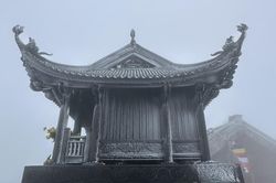 Chùa Đồng Yên Tử huyền ảo trong cảnh băng tuyết phủ kín