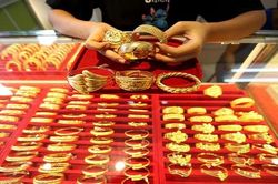 Giá vàng hôm nay 23/1 tiếp đà trượt dốc