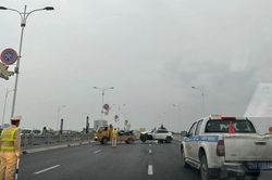 Hà Nội: Va chạm trên cầu Vĩnh Tuy, 2 ô tô bẹp dúm