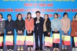 Tổng Thư ký, Chủ nhiệm Văn phòng Quốc hội Bùi Văn Cường tặng quà Tết công nhân Hải Dương