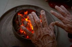 Khuyến cáo khi rét đậm rét hại, không đốt than trong phòng kín, không tắm sau 22h