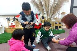 Bất chấp rét dưới 10 độ C, học sinh Hà Nội 'xúng xính' đến trường