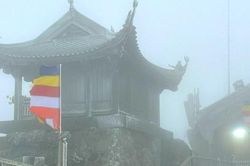 Băng tuyết phủ trắng chùa Đồng núi Yên Tử