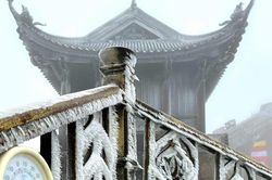 Băng giá lạnh buốt phủ trắng chùa Đồng, Yên Tử