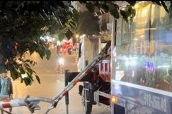Ớn lạnh clip xe buýt lao như tên bắn, 'hạ gục' khung giới hạn chiều cao ở TP.HCM
