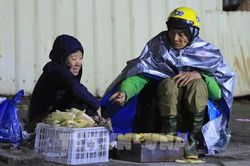 Nhiệt độ Hà Nội giảm sâu, nhiều người co ro trong mưa rét
