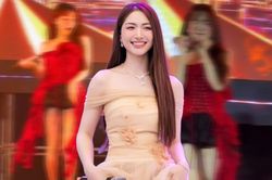 Hòa Minzy bị lửa hắt vào mặt khi biểu diễn trên sân khấu