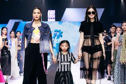 Bất ngờ danh tính mẫu nhí được Thanh Hằng ôm, Lan Khuê nắm tay trên sàn catwalk
