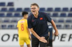 HLV Troussier phản bác ai chê tuyển Việt Nam: Đội đang tiến bộ, dám chơi kiểm soát bóng