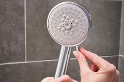 Mẹo đơn giản sửa vòi hoa sen bị tắc