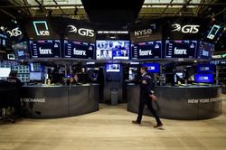 Cả S&P 500 và Dow Jones cùng lập kỷ lục mới, giá dầu tăng mạnh, bitcoin trượt mốc 40.000 USD
