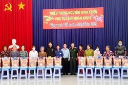 Thiếu tướng Nguyễn Minh Triều, Phó Tư lệnh Quân khu 9 tặng quà Tết tại huyện Châu Phú
