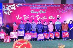Trao 92 suất quà cho người nghèo, thanh niên thị xã An Khê và huyện Chư Sê