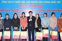 Tổng Thư ký Quốc hội, Chủ nhiệm Văn phòng Quốc hội Bùi Văn Cường thăm, tặng quà tết công nhân tại tỉnh Hải Dương