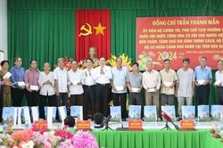 Phó Chủ tịch Thường trực Quốc hội Trần Thanh Mẫn trao quà tặng người có công, gia đình chính sách, hộ nghèo tỉnh Hậu Giang