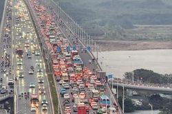 Không ai tử vong trong vụ ô tô biến dạng trên cầu Vĩnh Tuy