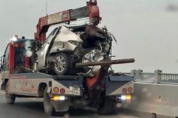 Cập nhật tình trạng 2 lái xe trong vụ ô tô biến dạng trên cầu Vĩnh Tuy