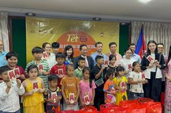 Hoa hậu Thùy Tiên cùng đoàn thiện nguyện Việt Nam đến Campuchia