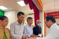 Long An trao hàng trăm phần quà cho gia đình chính sách, người khó khăn đón Tết