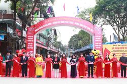 Gắn biển 'Tuyến phố văn minh thương mại, đảm bảo ATTP' quanh Phủ Tây Hồ