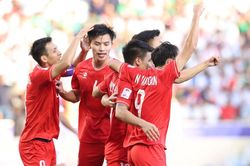 CĐV Việt Nam vỡ òa sau pha ghi bàn của Quang Hải vào lưới Iraq, Thanh Bình đánh đầu kiến tạo đẹp mắt