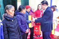 Trưởng Ban Tuyên giáo Trung ương tặng quà Tết tại tỉnh Thái Nguyên