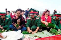 Chương trình 'Gói bánh chưng xanh - Tết vì người nghèo' tại Làng Văn hóa - Du lịch các dân tộc Việt Nam